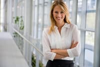 Блондинка говорит о инвестициях и портфеле на 75% годовых