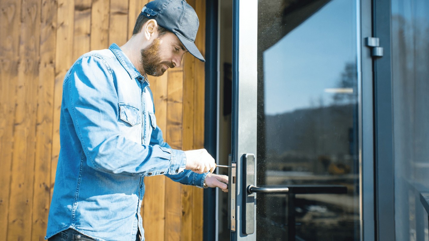 Замена фурнитуры пластиковых дверей