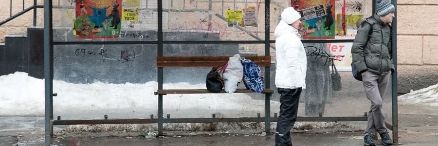 Ожидание автобуса на остановке