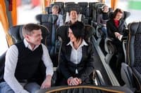 Досуг в автобусе Люди едут в автобусе