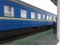Поездка на поезде Поезд на перроне
