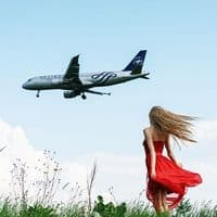 Девушка смотрящая на самолет